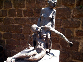 "Die Toten begraben", Plastik von Martin Konietschke, Dieburg; Photo: rds2008