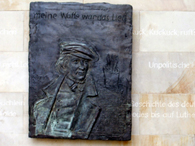 August Heinrich Hoffmann v. Fallersleben (1798-1874) schrieb 1841 das "Lied der Deutschen" - Gedenktafel am Nieders. Landtag, Hannover; Foto: 2008rds