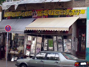 "Gemischtwarenladen mit Revolutionsbedarf" im alten SO36, Berlin-Kreuzberg; Foto: 2009rds